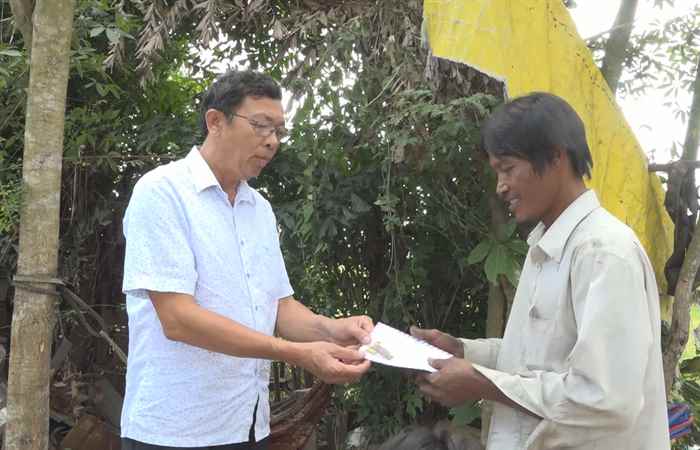 Long Phú: Lãnh đạo huyện đến thăm, động viên, hỗ trợ gia đình có nhà bị cháy