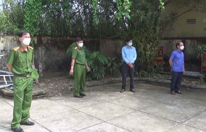 Lãnh đạo huyện Mỹ Tú động viên chiến sĩ Công an huyện đang thực hiện cách ly y tế tập trung 