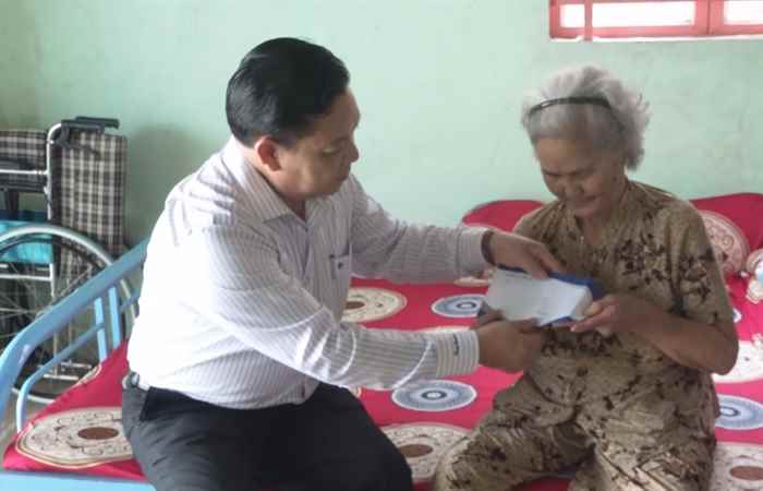 Lãnh đạo huyện Mỹ Tú thăm gia đình chính sách  
