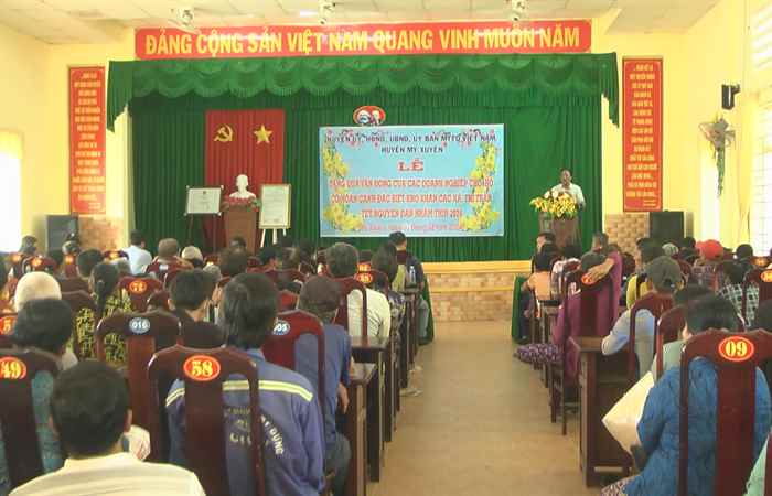 Lãnh đạo huyện Mỹ Xuyên tặng quà cho các hộ khó khăn 