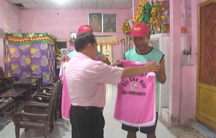 Lãnh đạo huyện Mỹ Xuyên đến thăm hỏi, động viên 8 đội ghe Ngo