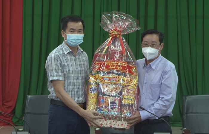 Lãnh đạo huyện Long Phú chúc Tết cán bộ hưu trí và Ban quản lý Dự án Nhà máy Nhiệt điện Long Phú 1 