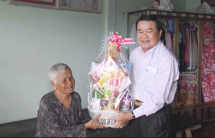 Lãnh đạo tỉnh Sóc Trăng thăm, tặng quà ở huyện Long Phú