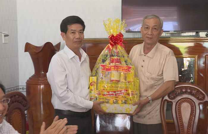 Lãnh đạo tỉnh tặng quà Tết ở Ngã Năm