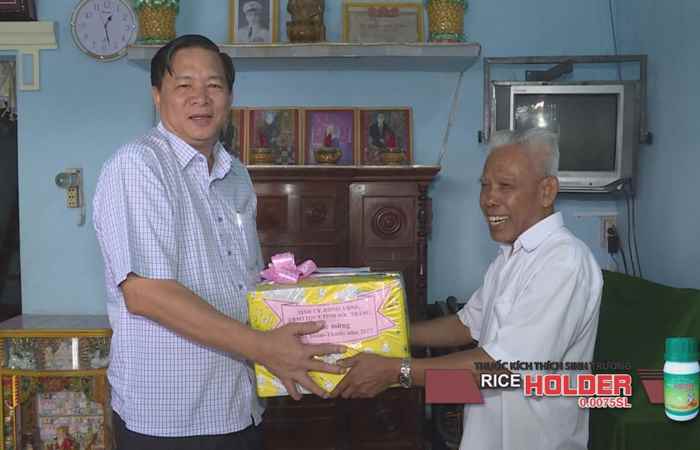 Lãnh đạo Tỉnh Ủy Sóc Trăng thăm, tặng quà bà con dân tộc Khmer dịp tết cổ truyền Chôl Chnăm Thmây năm 2017 
