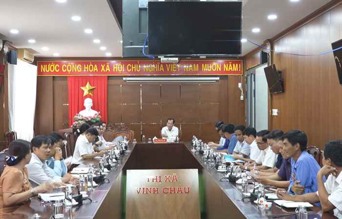 Lãnh đạo UBND thị xã Vĩnh Châu nghe báo cáo việc thực hiện các Chương trình mục tiêu Quốc gia