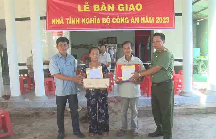 Cù Lao Dung: Công an huyện bàn giao 2 căn nhà tình nghĩa  