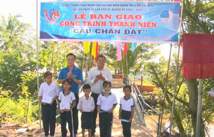 Trần Đề: Lễ bàn giao công trình Thanh niên cầu “Chân Đất” ấp Trà Ông 
