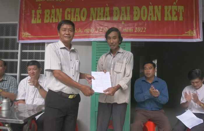 Kế Sách: Ủy ban MTTQ Việt Nam bàn giao nhà Đại đoàn kết cho hộ nghèo xã Nhơn Mỹ và An Lạc Tây