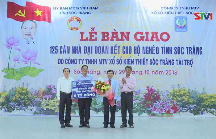 Lễ bàn giao nhà đại đoàn kết từ nguồn qũy "Vì người nghèo” 