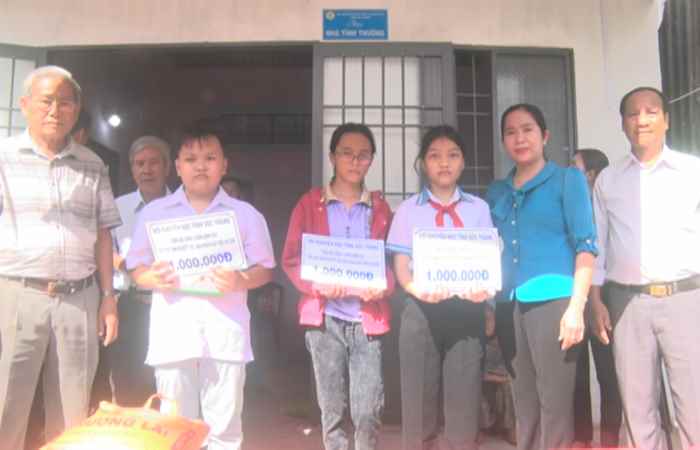 Bàn giao Nhà tình thương và trao quà cho nạn nhân chất độc da cam dioxin huyện Cù Lao Dung