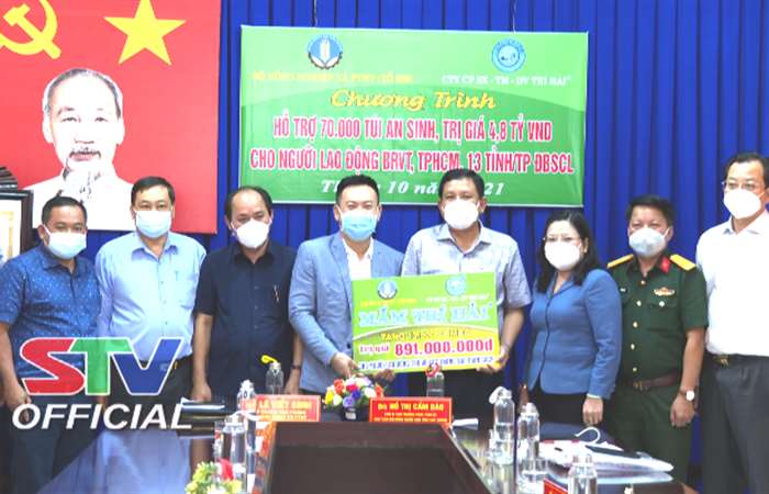 Lễ tiếp nhận Combo Túi an sinh hỗ trợ cho người dân gặp khó khăn do ảnh hưởng bởi dịch COVID-19