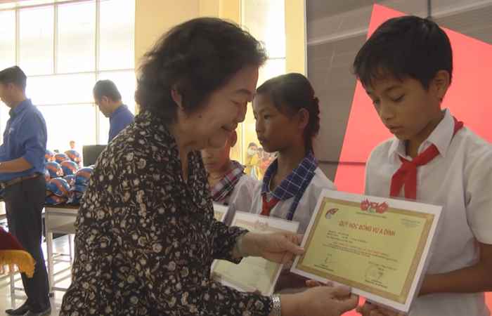 Lễ trao học bổng Vừ A Dính tại Sóc Trăng