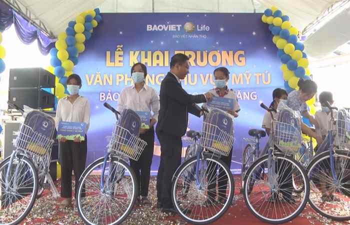 Sở LĐTB&XH Sóc Trăng trao xe đạp cho học sinh có hoàn cảnh khó khăn