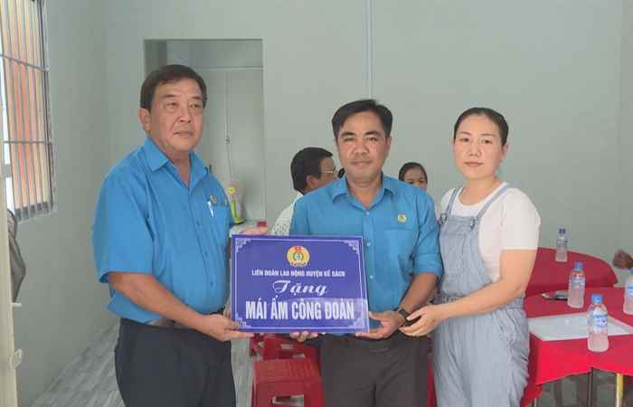 Kế Sách: Liên đoàn lao động huyện bàn giao nhà “Mái ấm công đoàn”  