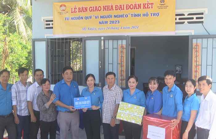 Liên đoàn Lao động tỉnh Sóc Trăng bàn giao nhà Đại đoàn kết