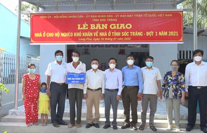Huyện Long Phú bàn giao nhà Đại đoàn kết cho hộ nghèo