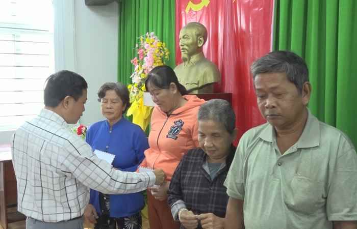 Hội Người mù tỉnh Sóc Trăng tổ chức họp mặt, tặng quà cho người mù huyện Long Phú