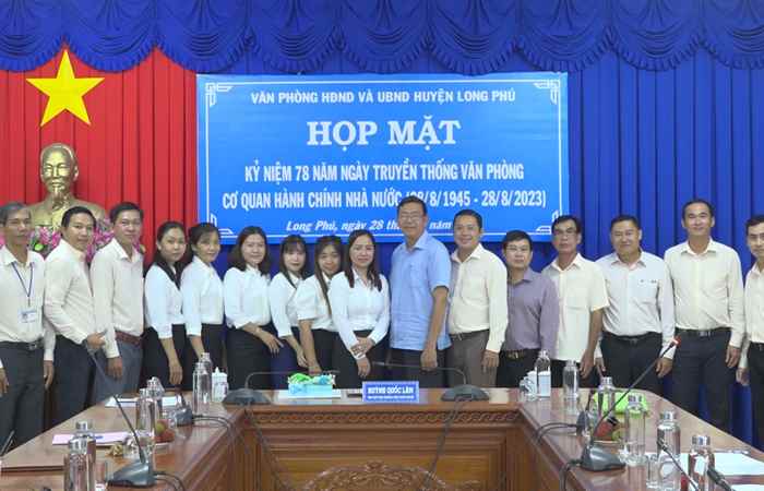 Long Phú họp mặt kỷ niệm 78 năm ngày truyền thống ngành Văn phòng
