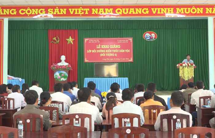 Long Phú bồi dưỡng kiến thức Dân tộc cho đối tượng 4