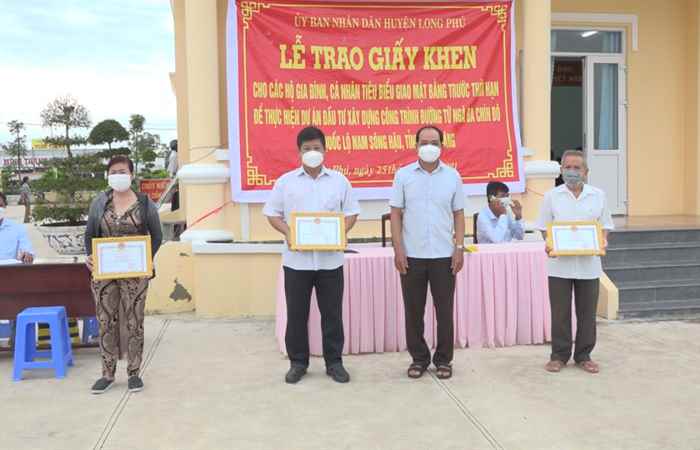 Long Phú khen thưởng cho cá nhân thực hiện giao đất thu hồi để thực hiện Dự án 