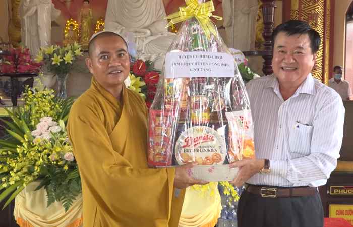 Long Phú thành lập các đoàn thăm, chúc mừng lễ Phật Đản 