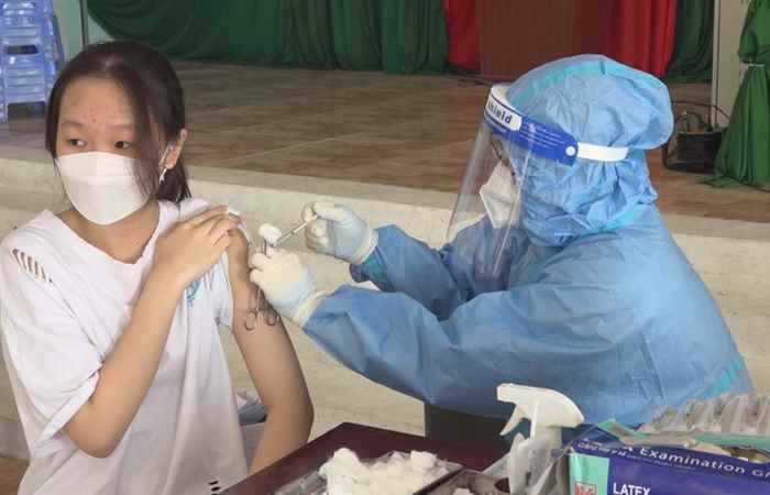 Long Phú tiêm vaccine phòng COVID-19 cho học sinh THCS