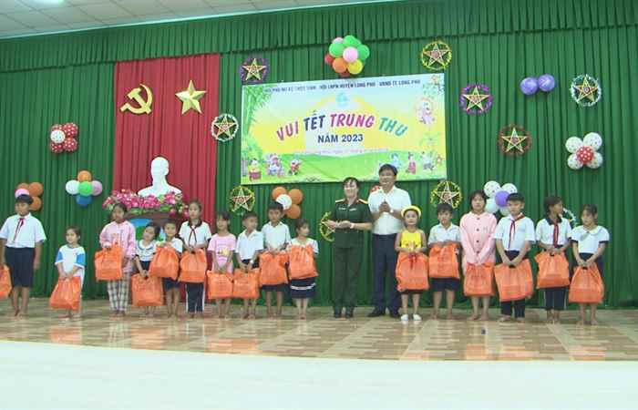 Long Phú tổ chức nhiều hoạt động vui Tết Trung thu