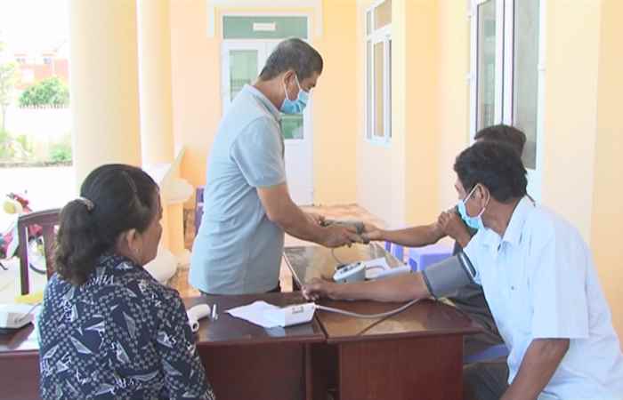 Long Phú tiêm vaccine phòng COVID-19 mũi nhắc lại