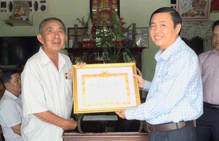 Long Phú trao Huy hiệu Đảng cho đảng viên cao niên tuổi Đảng