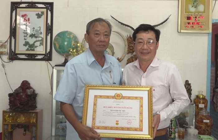 Long Phú trao Huy hiệu Đảng cho đảng viên cao niên tuổi Đảng