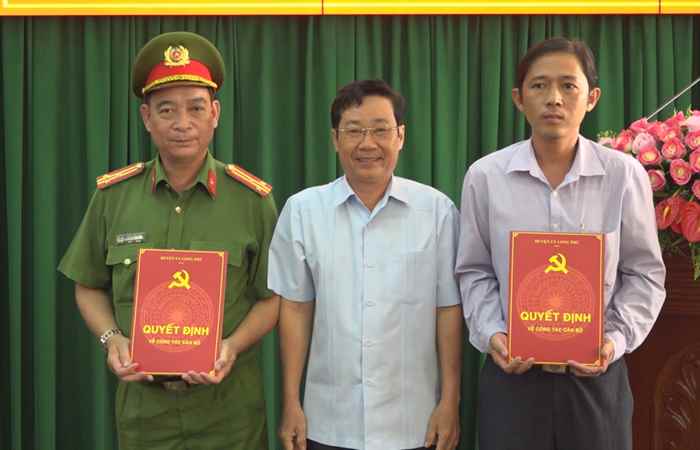 Long Phú trao Quyết định của Ban Thường vụ Tỉnh ủy về công tác cán bộ