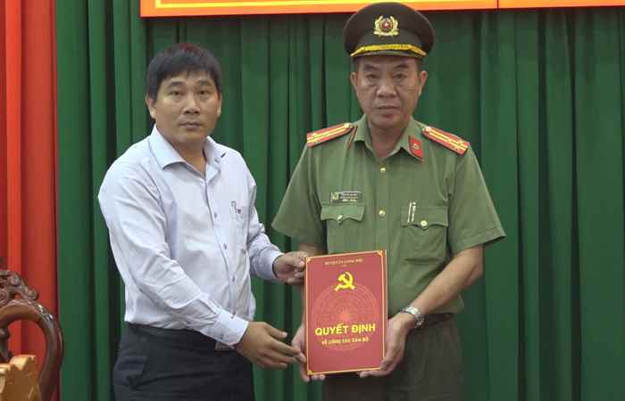 Long Phú trao Quyết định của Ban Thường vụ Tỉnh ủy về công tác cán bộ