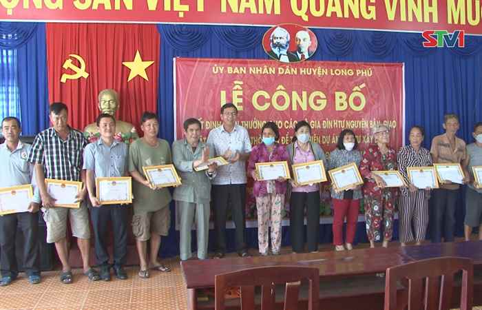 Long Phú khen thưởng cho các cá nhân thực hiện giao đất thu hồi trước thời hạn để thực hiện Dự án