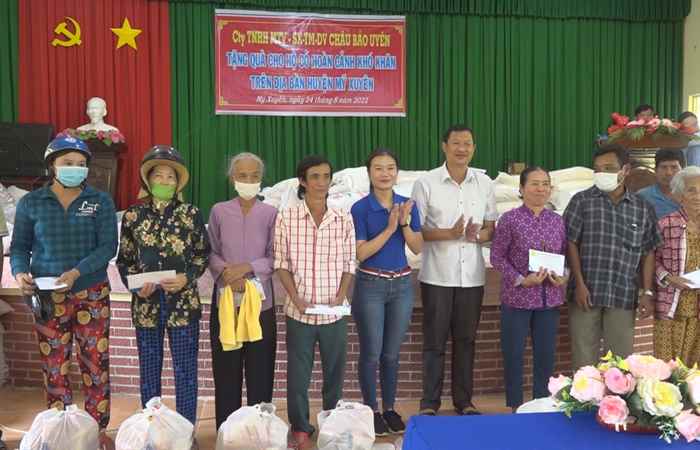 Mạnh thường quân tặng 300 phần quà ở huyện Mỹ Xuyên