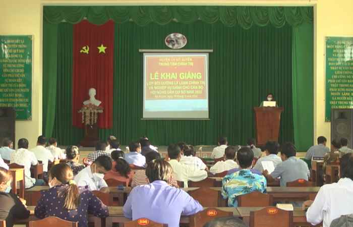 Mỹ Xuyên: Cán bộ Hội Nông dân ở cơ sở dự lớp bồi dưỡng lý luận chính trị nghiệp vụ