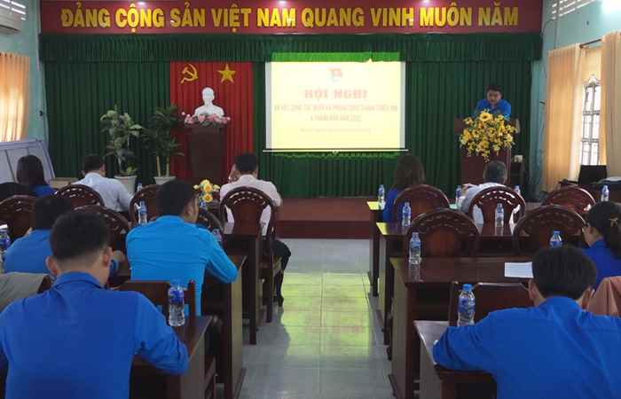 Công đoàn Mỹ Tú đã tặng gần 2.000 phần quà cho đoàn viên, công nhân, viên chức lao động  
