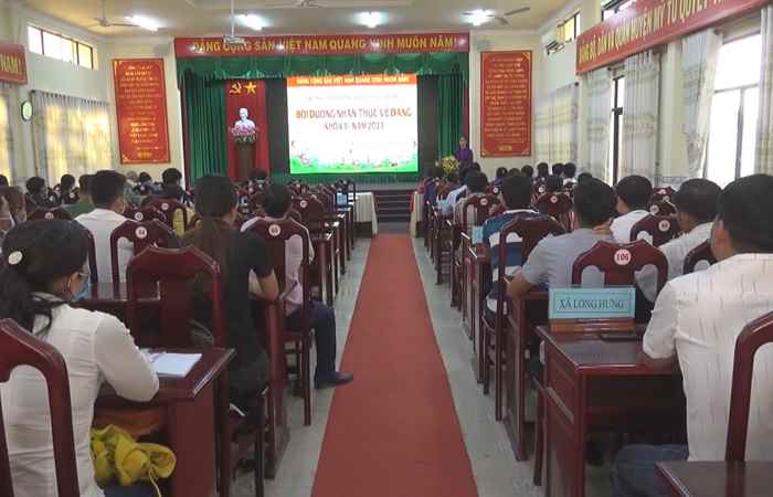 Mỹ Tú bồi dưỡng nhận thức về Đảng khóa II năm 2023