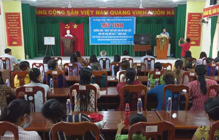 Mỹ Tú mít tinh hưởng ứng Ngày Thế giới xóa bỏ bạo lực đối với phụ nữ 25-11 