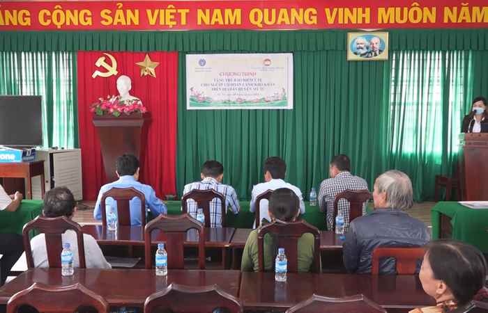 Mỹ Tú tặng 986 thẻ BHYT cho hộ gia đình khó khăn  