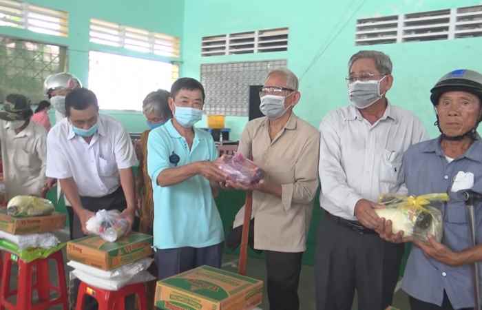 Mỹ Tú tặng quà cho nạn nhân chất độc da cam, người khuyết tật, người già neo đơn, hộ khó khăn
