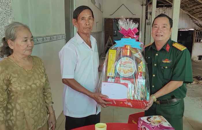 Lãnh đạo huyện Mỹ Tú tri ân gia đình chính sách tiêu biểu trên địa bàn huyện nhân Ngày Thương binh - Liệt sĩ 