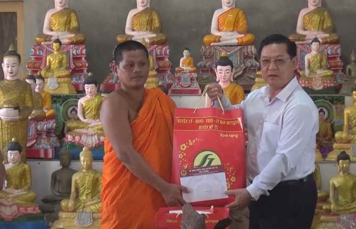 Mỹ Tú thành lập các đoàn cán bộ chúc mừng Lễ Đôlta