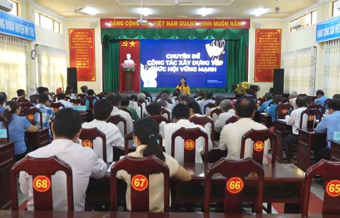 Mỹ Tú bồi dưỡng lý luận chính trị và nghiệp vụ cho Hội viên Nông dân cơ sở  