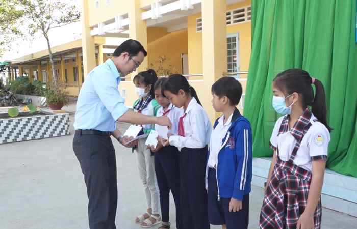 Mỹ Tú trao học bổng cho học sinh có hoàn cảnh khó khăn
