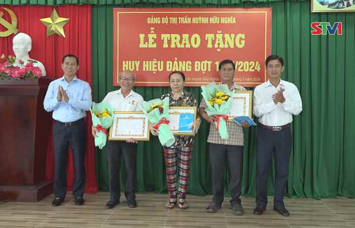 Mỹ Tú: Trao tặng Huy hiệu Đảng đợt 19-5