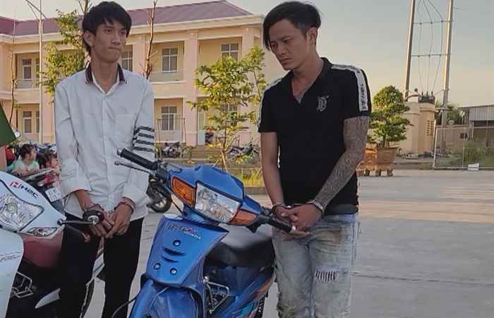 Mỹ Tú: Người dân vây bắt 2 đối tượng trộm xe môtô