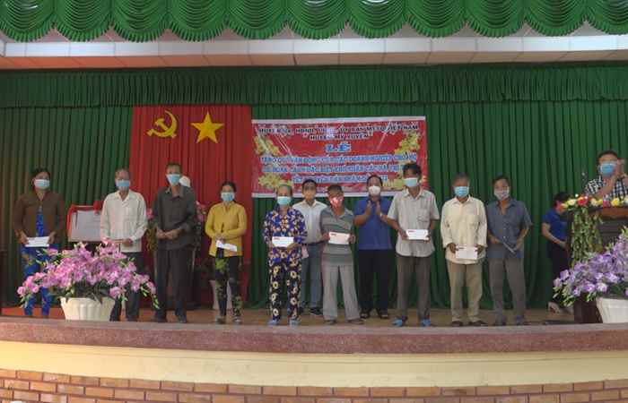 Mỹ Xuyên trao 400 phần quà Tết cho hộ nghèo, hộ có hoàn cảnh khó khăn