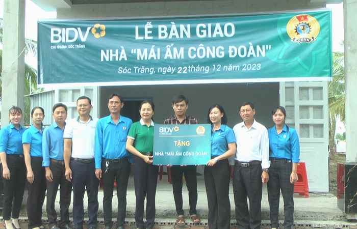 Mỹ Xuyên: LĐLĐ bàn giao mái ấm Công đoàn