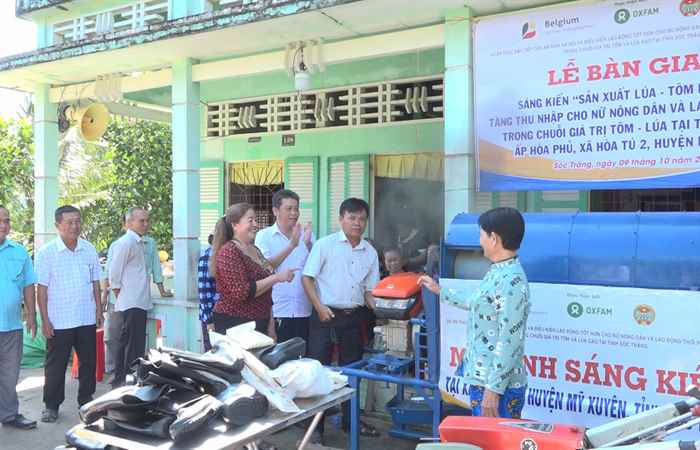 Mỹ Xuyên: Bàn giao trang thiết bị phục vụ sản xuất tôm – lúa